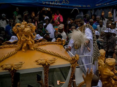 itansanartfest's tweet photo. As Olojo Festival 2026 came to a wrap, the Oonirisa takes a visit to his ancestral home(s) in the royal chariot.
The people of Ilé ifẹ̀ showered him with love as they took to the streets to celebrate with the monarch.

#olojofestival2026 #ExperienceOlojoFestival #ExperienceOlojo https://t.co/wqJglXB1wG