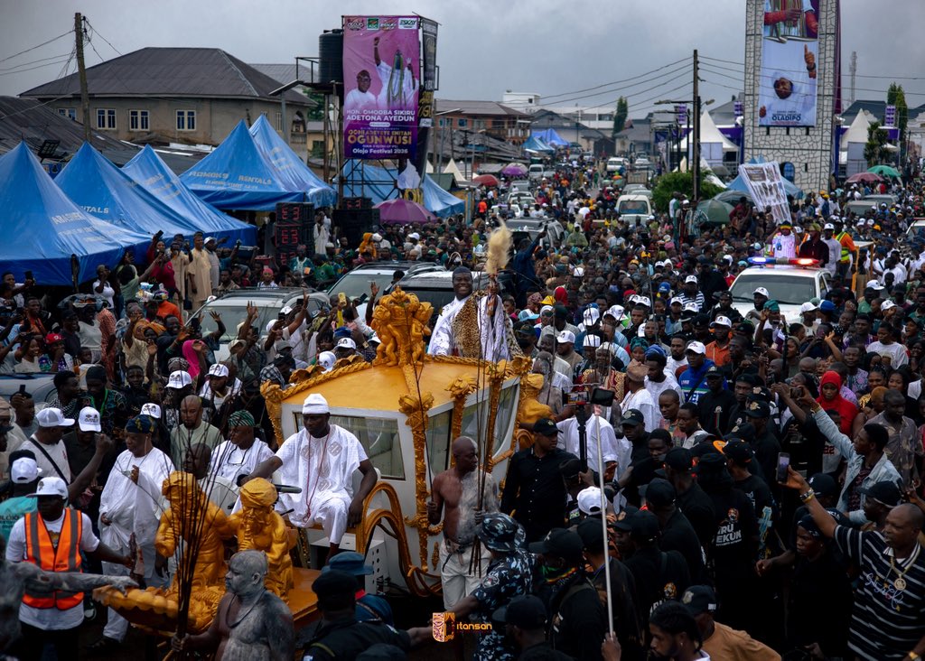 itansanartfest's tweet photo. As Olojo Festival 2026 came to a wrap, the Oonirisa takes a visit to his ancestral home(s) in the royal chariot.
The people of Ilé ifẹ̀ showered him with love as they took to the streets to celebrate with the monarch.

#olojofestival2026 #ExperienceOlojoFestival #ExperienceOlojo https://t.co/wqJglXB1wG