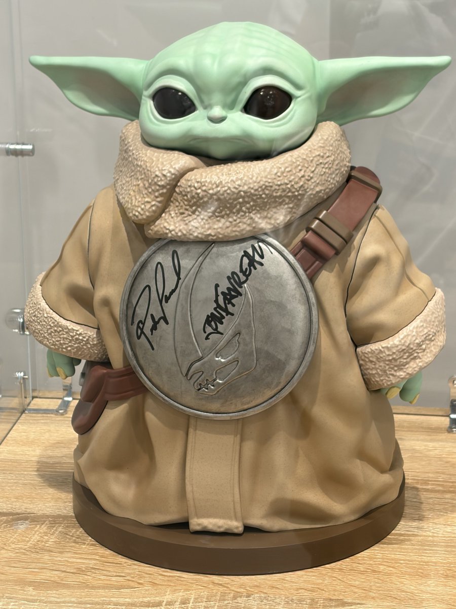 bananappo1005's tweet photo. 「STAR WARS STORE by BENELIC 池袋パルコ店」(スターウォーズストア)
店内写真一覧、ツリーまで載せていきます🫶(ダブりも結構あるし全部じゃないです)

こちらはベスカーにペドロ・パスカル氏とジョン・ファヴロー監督のサイン入りグローグー✨
店の正面からは見えない、奥まったスペースにいます！ https://t.co/BbBJczTgUi