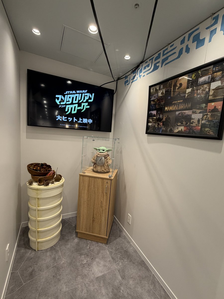 bananappo1005's tweet photo. 「STAR WARS STORE by BENELIC 池袋パルコ店」(スターウォーズストア)
店内写真一覧、ツリーまで載せていきます🫶(ダブりも結構あるし全部じゃないです)

こちらはベスカーにペドロ・パスカル氏とジョン・ファヴロー監督のサイン入りグローグー✨
店の正面からは見えない、奥まったスペースにいます！ https://t.co/BbBJczTgUi