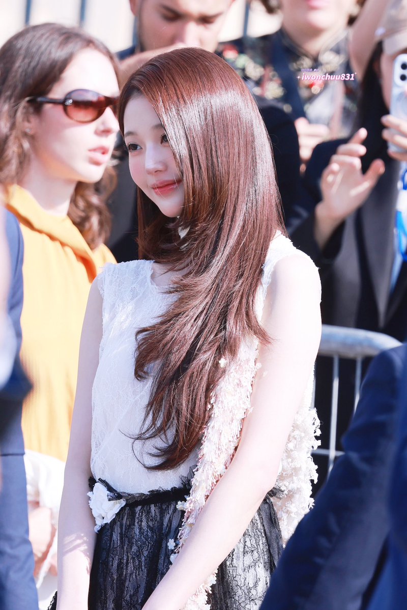 lVE_LOVEIVE's tweet photo. 260929 Paris Fashion Week

눈이부신미모 😍

#아이브 #IVE #장원영 #JANGWONYOUNG #원영 #WONYOUNG #ウォニョン https://t.co/Xg8IovaT5i