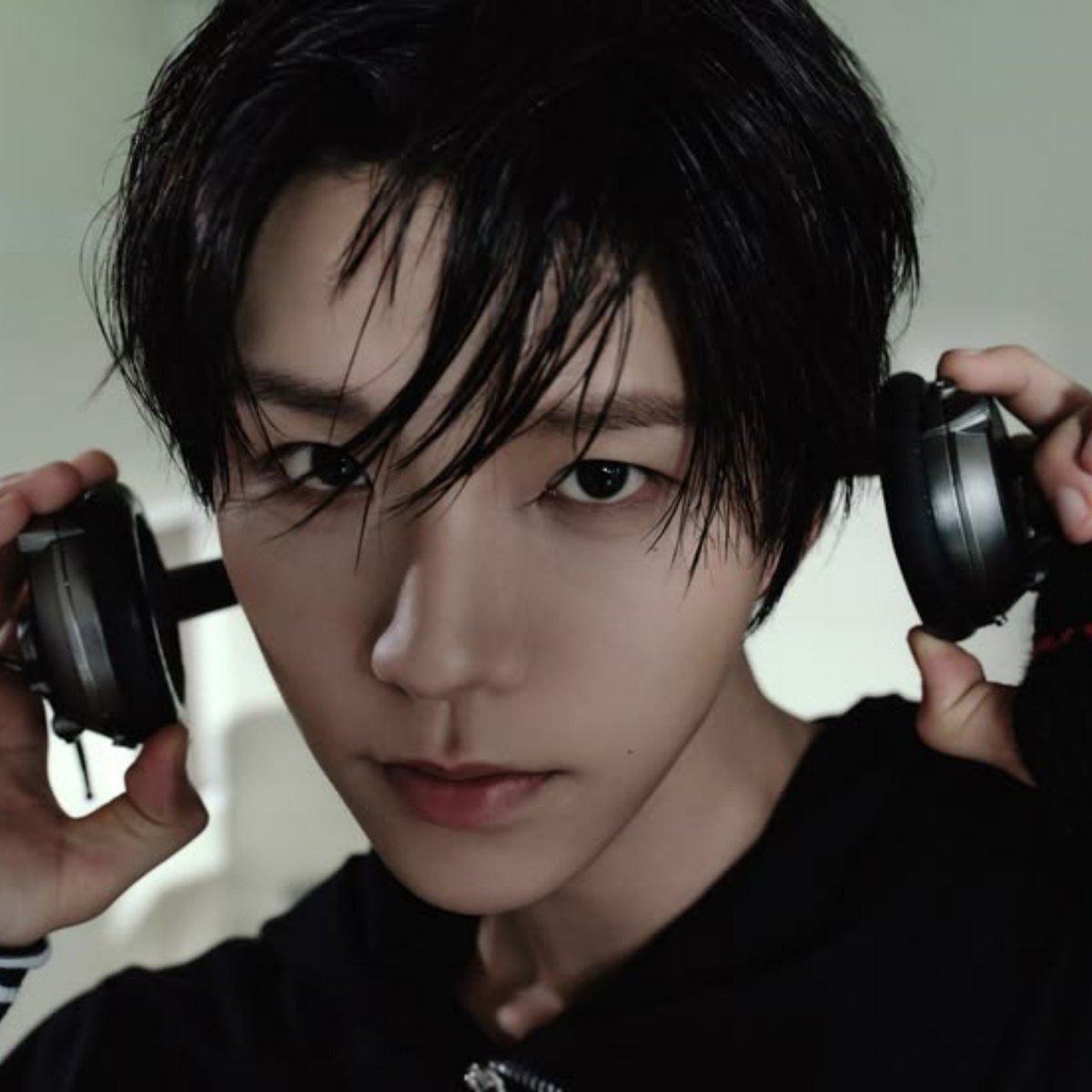 daenguniverse's tweet photo. lover boy🩷                              confused boy🖤 https://t.co/BcEVX9aBxh