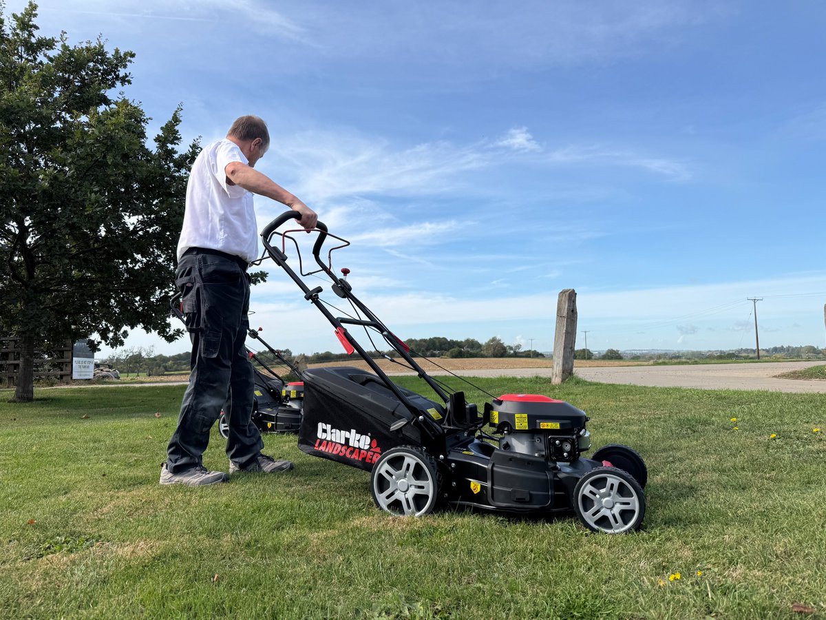 MachineMartUK's tweet photo. 🍂 One last cut before winter? 🌱✂️

Keep your lawn looking sharp this autumn with the Clarke lawn mower range. Built to get the job done. 💪

👉 Shop the range today!

#Clarke #LawnMower #GardenTools #AutumnGarden #LawnCare #MachineMart https://t.co/RhCH3QhWK8
