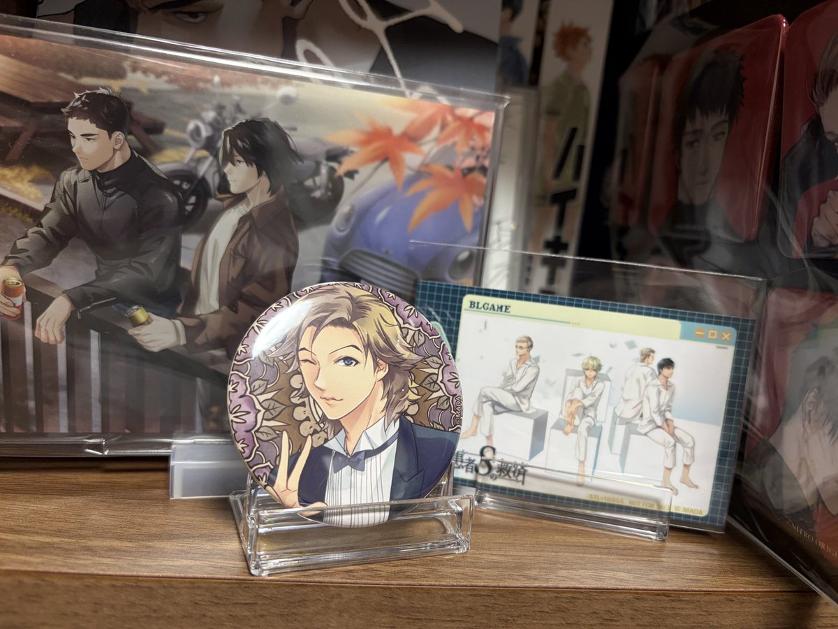 3yjlyj's tweet photo. 裸執事の缶バッジ、1個だけ買ったら最推しの小峰さん来てくれて本当にハッピー��す🕺

患者Sのカードもボブゲコーナーに配置！ https://t.co/oPLITom44k