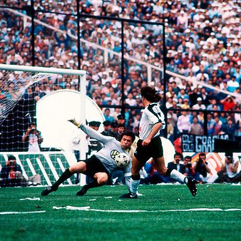 DatosAlbos's tweet photo. ¡El 30 de septiembre de 1989 renació la casa del Eterno Campeón! Celebramos la reinauguración del Estadio Monumental, el templo donde late el corazón albo y se han escrito páginas doradas de nuestra historia. ¡La ruca está de fiesta! 🏁🏟️ #UnaHistoriaMonumental https://t.co/zbSu0FUstH