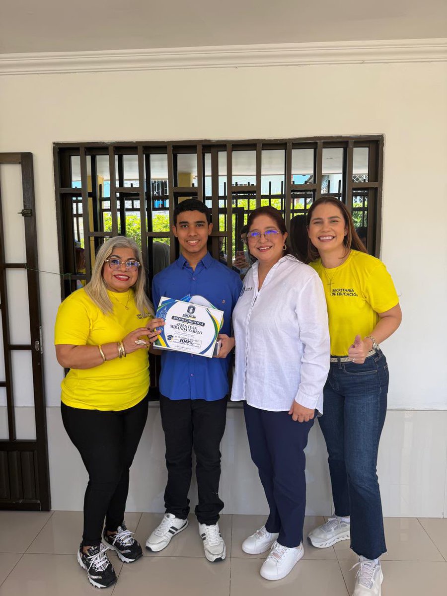 alcirasandovali's tweet photo. 🎓 Hoy entregamos 14 becas universitarias del 100 % a jóvenes de Soledad que superaron los 400 puntos en las Pruebas Saber 11.

Me llena de orgullo ver cómo su disciplina y esfuerzo hoy se convierten en una oportunidad real para llegar a la universidad y estudiar la carrera que sueñan.

💛 En Soledad creemos en el talento de nuestros jóvenes y vamos a seguir abriéndoles caminos para que lleguen más lejos.