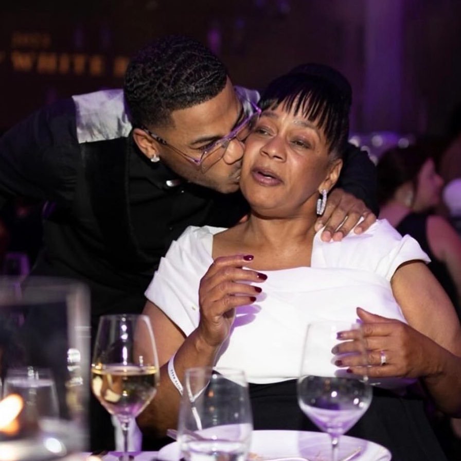 GP_oluwapelumi2's tweet photo. Nelly says one of the proudest moments of his life was being able to take his mom out of her fast-food job. 

"After my mom spent more than 30 years working in the fast-food industry, one of the proudest moments of my life was being able to show up at her job and tell her she didn’t have to work anymore” ❤️