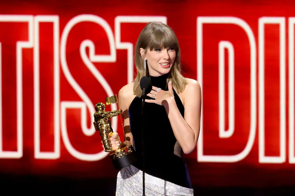 RollingStone's tweet photo. MTV #VMAs producer Van Toffler on Taylor Swift's Artist Director award:

"Basically, a bunch of us — MTV employees, the producers, the production team — were looking at Taylor’s body of work and her evolution. She’s an artist who has thrived in front of the camera and behind the camera, in all genres of music."

More: https://t.co/fY6h7Jbfvp