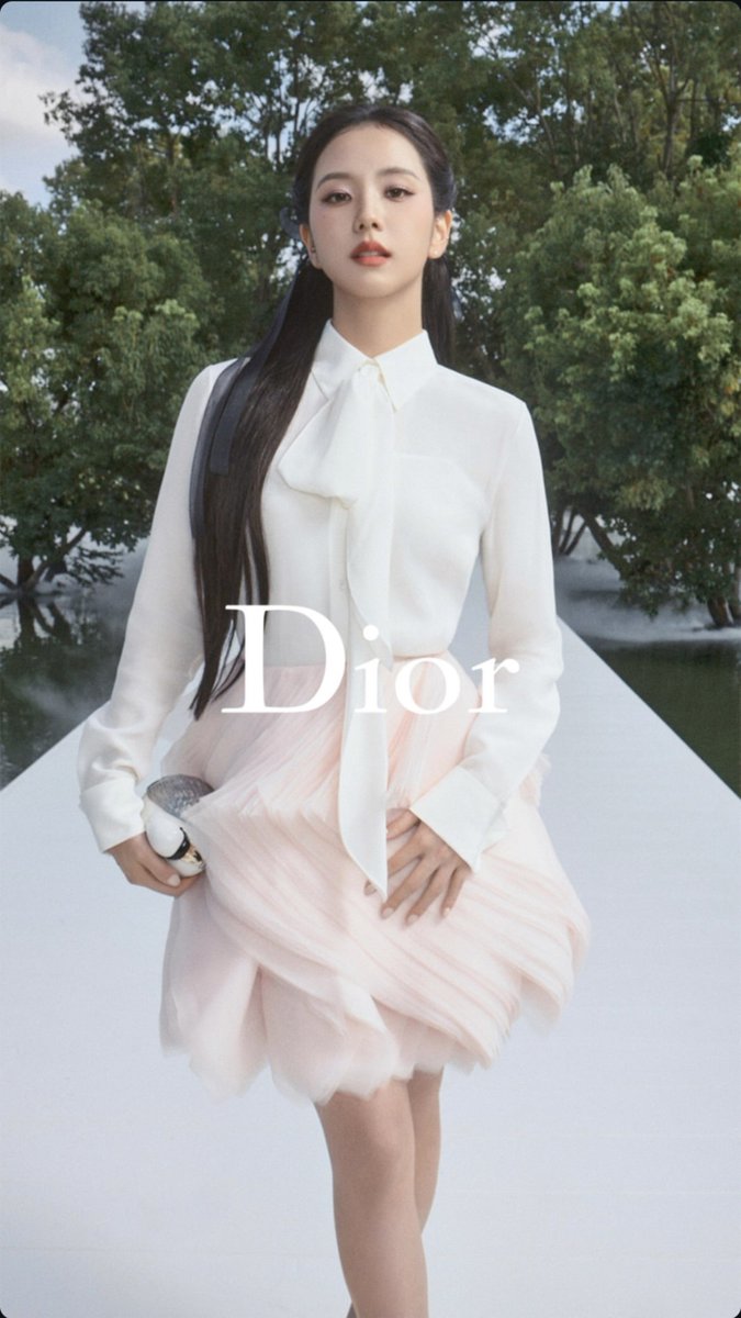 CRESCENTJS's tweet photo. Dior really put their logo exclusively on JISOO's photo and posted it first to introduce the rest of Stars in Dior on their Instagram story. Truly the face of the brand.

#JISOOxDiorSummer27 https://t.co/gjiRyURMKV