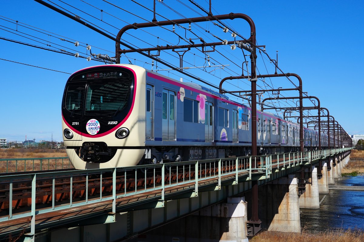 XIAORING's tweet photo. 今年2026年のこれまでに撮ってきた京王線いろいろ

1月31日　新型車両2000系デビュー当日
3月29日　せいせきカワマチで聖蹟桜ヶ丘の桜と京王線
5月10日　一面のシロツメクサと新型車両2000系
6月17日　臙脂帯復刻塗装7728編成に陣馬ヘッドマーク

ほら結局今年もまた聖蹟の多摩川ばっかり行ってる…… https://t.co/hXFuKmJoUh