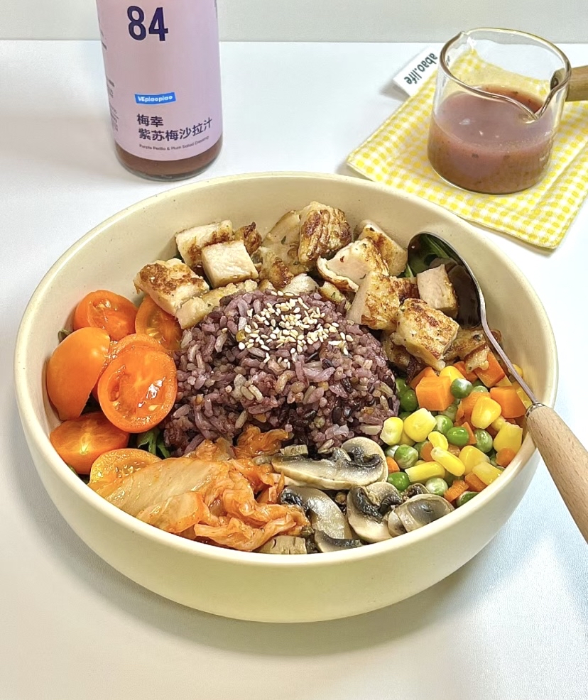 Leilackvrw's tweet photo. Hoy comí arroz con pollo y ensalada fresca, rápido, rico y llenador para el trabajo. https://t.co/irXui3DSj9