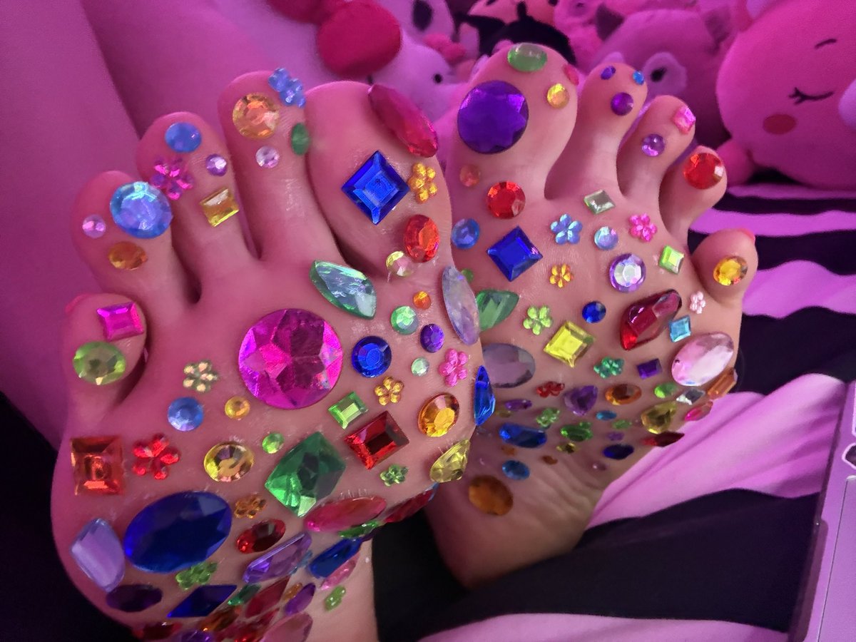 iamnotamene's tweet photo. bling bling ✨ #feet https://t.co/pUnM9iskLW