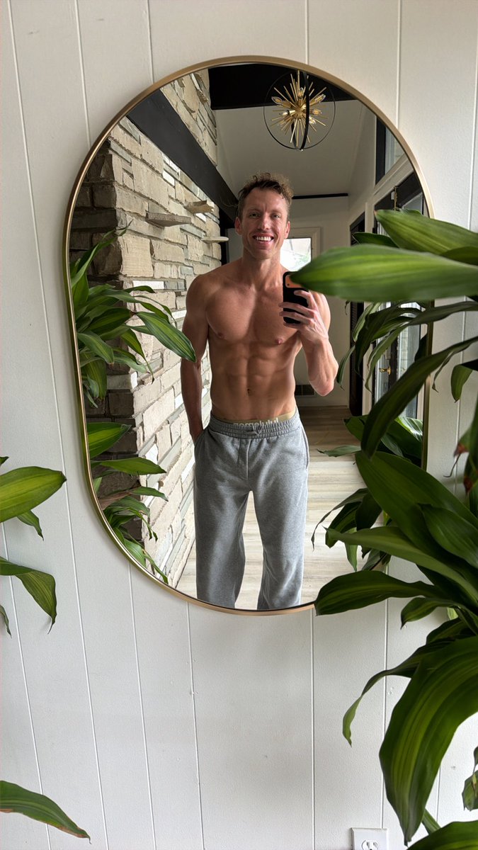 MattAustinson's tweet photo. @MaverickKb3d @JohnPierre52996 Coming back to bed babe! Wearing matching sweats! https://t.co/t4PpRxUqGg