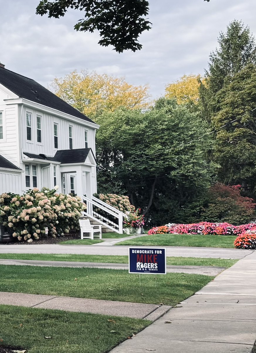 PattyLovesTruth's tweet photo. I live in a very liberal southeastern MI neighborhood. 

I am shocked by the number of @DemsForMike (Democrats for Mike Rogers) &amp; Mike Rogers signs in front yards everywhere! 

If my Dem neighbors are indicative of how Dems will vote-

@AbdulElSayed is going to LOSE BIGLY! https://t.co/11vGJXf0va