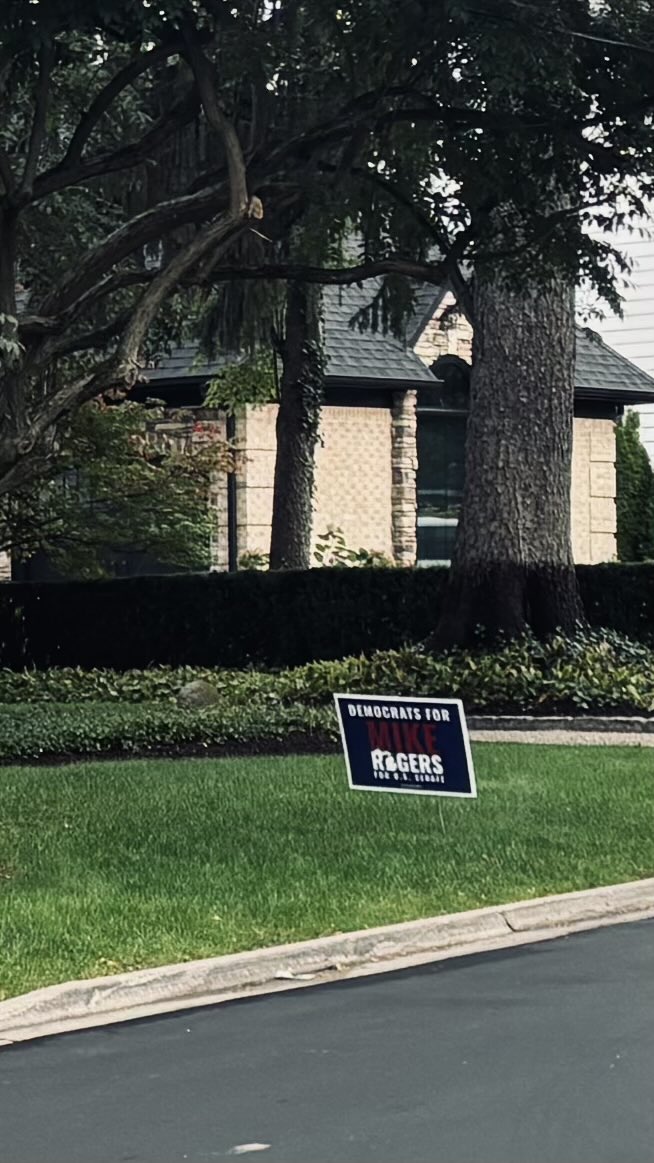 PattyLovesTruth's tweet photo. I live in a very liberal southeastern MI neighborhood. 

I am shocked by the number of @DemsForMike (Democrats for Mike Rogers) &amp; Mike Rogers signs in front yards everywhere! 

If my Dem neighbors are indicative of how Dems will vote-

@AbdulElSayed is going to LOSE BIGLY! https://t.co/11vGJXf0va