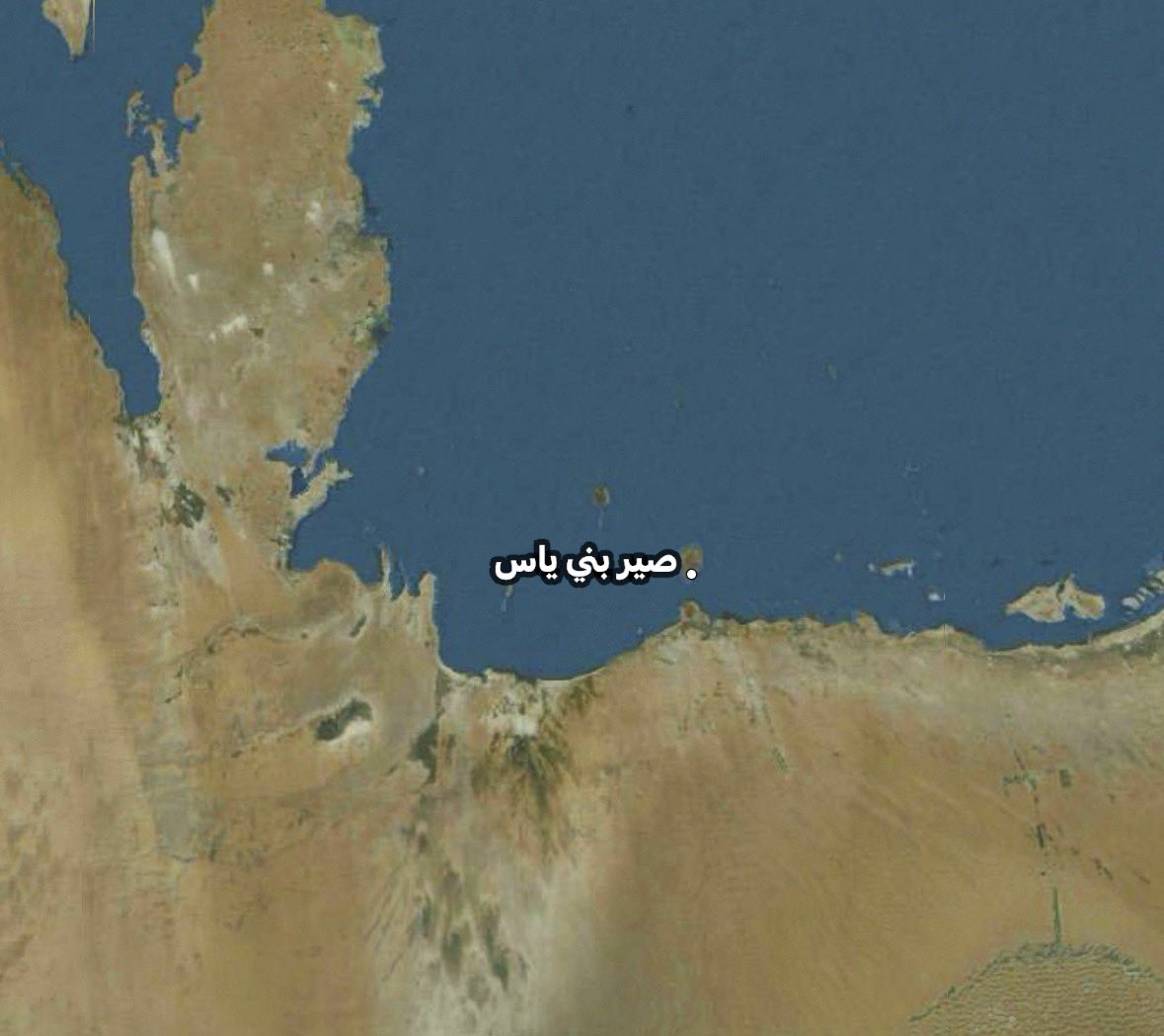 Hmd_Almarar's tweet photo. في 22 إبريل 1944م .. وأثناء الحرب العالمية الثانية

تعرّضت طائرتان بريطانيتان من طراز "أنسون Anson" لعطل أثناء رحلتهما من الشارقة إلى البحرين .. فاضطرتا للهبوط في جزيرة "صير بني ياس" التابعة لإمارة أبوظبي
تذكر تقارير المقيم السياسي البريطاني في "بوشهر" أن طاقم الطائرتين توجس في البداية خيفةً من تجمهر الأهالي وظنوا أنهم عدائيون ، لكن سرعان ما تبين أن الأهالي كانوا فزعين ومستغربين للحدث ، وبعد استيعاب الموقف تواصلوا معهم بسلام وقدموا لهم مؤونة من الدقيق والبسلة

سارع الظبياني "عيد بن محمد بن جاسم المريخي" وشقيقه "حاضر بن محمد" إلى موقع الطائرتين في نفس يوم الهبوط ، وتكفلا بحماية الطيارين وإكرامهم
وقع حادث اشتعال وقود في 24 أبريل تسبب في إصابة أحد أفراد الطاقم بحروق بليغة .. فقام "عيد المريخي" باستضافته وزميله ، وقدّم لهما الأدوية الشعبية وحليب الإبل والطعام لعدة أيام ، وكان التفاهم يجري بالإشارة نظرًا لاختلاف اللغة !
كُتبت رسالة فور وقوع الحادثة من قِبل حاضر وعيد ابني "محمد بن جاسم المريخي" موجهة إلى المعتمد السياسي البريطاني في البحرين لإبلاغه بهبوط الطائرتين وتقديم واجب الضيافة والإكرام لطاقمهما ؛ 
« من حاضر وعيد عيال محمد بن جاسم المريخي إلى معتمد الدولة البريطانية .. قد نزلتا في جزيرتنا طيارتين وقد التزمنا في المساعدة والاكرام في حقهما على حد الاجتهاد » 
وفي رسالة أخرى سرد فيها ما تحمّله هو وشقيقه ونحو ثلاثين رجلًا من الأهالي من مصاريف ومؤونة ورعاية للطواقم طوال بقائهم في الجزيرة

لاحقًا .. هبطت طائرة مائية بريطانية تابعة لشركة (B.O.A.C) لإخلاء المصاب إلى البحرين ، ثم وصل فريق مهندسين عبر البحر وأصلحوا الطائرتين وأقلعوا بهما نحو البحرين

📖 من كتاب ؛ جزيرة دلما والغوص على اللؤلؤ ..
      • خالد بن عيد بن محمد المريخي

📷 الصورة لحطام طائرة أخرى "أمريكية" أمام منزل محمد بن جاسم المريخي