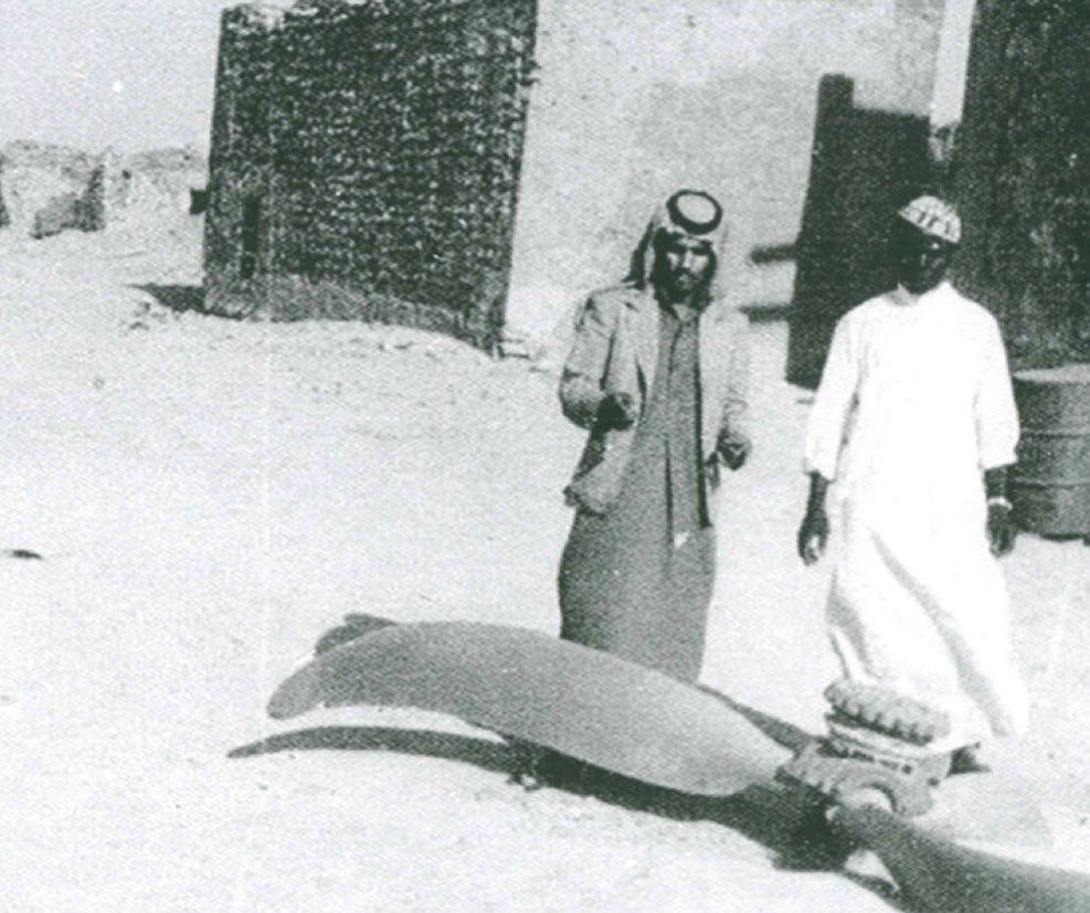Hmd_Almarar's tweet photo. في 22 إبريل 1944م .. وأثناء الحرب العالمية الثانية

تعرّضت طائرتان بريطانيتان من طراز "أنسون Anson" لعطل أثناء رحلتهما من الشارقة إلى البحرين .. فاضطرتا للهبوط في جزيرة "صير بني ياس" التابعة لإمارة أبوظبي
تذكر تقارير المقيم السياسي البريطاني في "بوشهر" أن طاقم الطائرتين توجس في البداية خيفةً من تجمهر الأهالي وظنوا أنهم عدائيون ، لكن سرعان ما تبين أن الأهالي كانوا فزعين ومستغربين للحدث ، وبعد استيعاب الموقف تواصلوا معهم بسلام وقدموا لهم مؤونة من الدقيق والبسلة

سارع الظبياني "عيد بن محمد بن جاسم المريخي" وشقيقه "حاضر بن محمد" إلى موقع الطائرتين في نفس يوم الهبوط ، وتكفلا بحماية الطيارين وإكرامهم
وقع حادث اشتعال وقود في 24 أبريل تسبب في إصابة أحد أفراد الطاقم بحروق بليغة .. فقام "عيد المريخي" باستضافته وزميله ، وقدّم لهما الأدوية الشعبية وحليب الإبل والطعام لعدة أيام ، وكان التفاهم يجري بالإشارة نظرًا لاختلاف اللغة !
كُتبت رسالة فور وقوع الحادثة من قِبل حاضر وعيد ابني "محمد بن جاسم المريخي" موجهة إلى المعتمد السياسي البريطاني في البحرين لإبلاغه بهبوط الطائرتين وتقديم واجب الضيافة والإكرام لطاقمهما ؛ 
« من حاضر وعيد عيال محمد بن جاسم المريخي إلى معتمد الدولة البريطانية .. قد نزلتا في جزيرتنا طيارتين وقد التزمنا في المساعدة والاكرام في حقهما على حد الاجتهاد » 
وفي رسالة أخرى سرد فيها ما تحمّله هو وشقيقه ونحو ثلاثين رجلًا من الأهالي من مصاريف ومؤونة ورعاية للطواقم طوال بقائهم في الجزيرة

لاحقًا .. هبطت طائرة مائية بريطانية تابعة لشركة (B.O.A.C) لإخلاء المصاب إلى البحرين ، ثم وصل فريق مهندسين عبر البحر وأصلحوا الطائرتين وأقلعوا بهما نحو البحرين

📖 من كتاب ؛ جزيرة دلما والغوص على اللؤلؤ ..
      • خالد بن عيد بن محمد المريخي

📷 الصورة لحطام طائرة أخرى "أمريكية" أمام منزل محمد بن جاسم المريخي