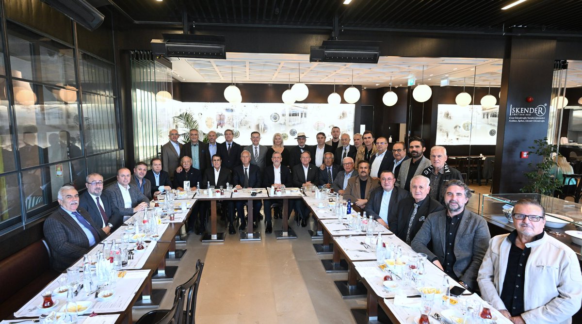 ibrahim_Burkay's tweet photo. Balkan Çalışma Dostluk Grubu buluşmasında kıymetli dostlarımızla bir araya gelerek Bursa’nın ekonomisi, sanayisi ve ticaretine ilişkin değerlendirmelerde bulunduk.

2030 Vizyonumuz doğrultusunda, ülkemizin lokomotifi olan kadim şehrimizi ortak akıl ve iş birliğiyle daha da ileriye taşımak için çalışmalarımızı sürdüreceğiz. Nazik daveti ve ev sahipliği için Sayın Selim Aykırca’ya, programa katılan tüm değerli dostlarımıza teşekkür ediyorum.