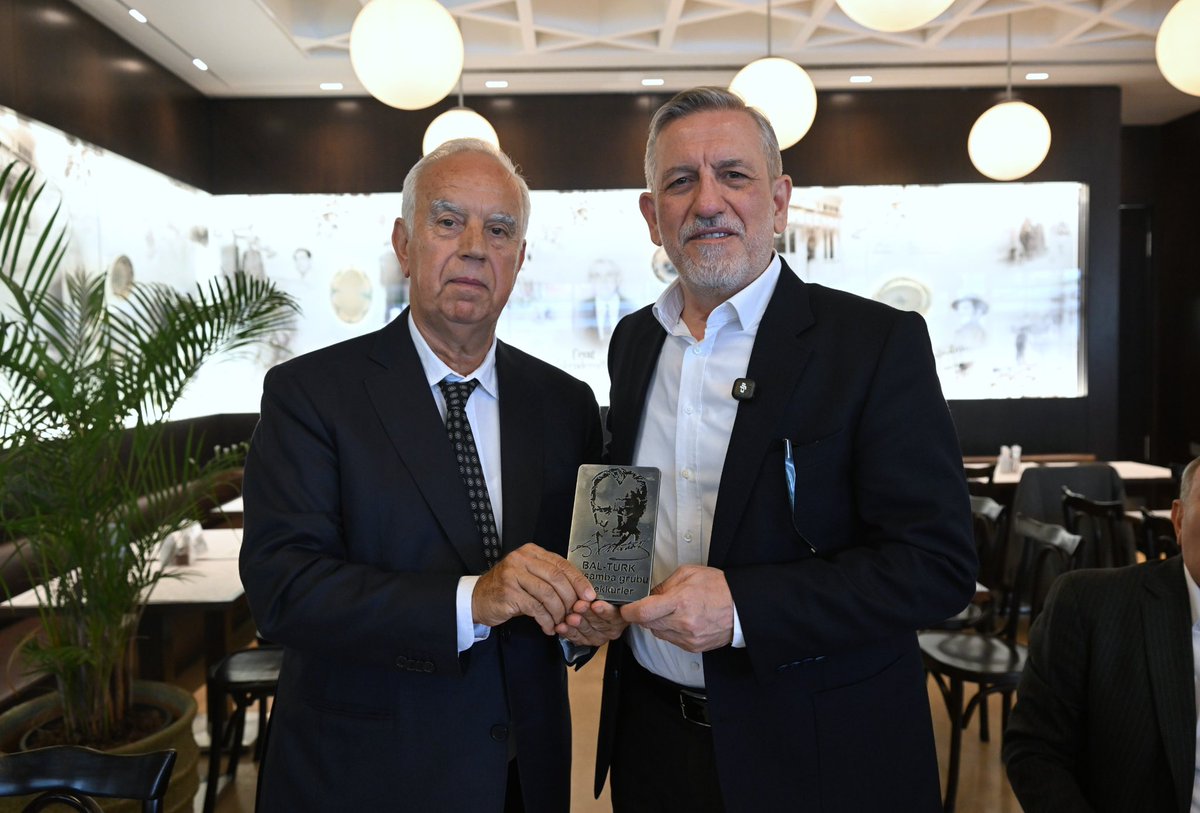 ibrahim_Burkay's tweet photo. Balkan Çalışma Dostluk Grubu buluşmasında kıymetli dostlarımızla bir araya gelerek Bursa’nın ekonomisi, sanayisi ve ticaretine ilişkin değerlendirmelerde bulunduk.

2030 Vizyonumuz doğrultusunda, ülkemizin lokomotifi olan kadim şehrimizi ortak akıl ve iş birliğiyle daha da ileriye taşımak için çalışmalarımızı sürdüreceğiz. Nazik daveti ve ev sahipliği için Sayın Selim Aykırca’ya, programa katılan tüm değerli dostlarımıza teşekkür ediyorum.