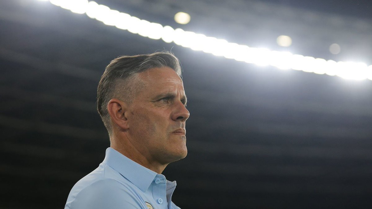 isubola's tweet photo. Saya cukup setuju kalau mulai muncul kritik bahwa permainan Timnas Indonesia di bawah John Herdman terlihat monoton.

Bukan semata-mata karena hasil 0-0 melawan Malaysia. Hasil imbang bisa terjadi karena banyak faktor, apalagi Indonesia harus bermain dengan 10 pemain.

Yang membuat saya kurang puas justru cara Indonesia bermain.

Sebagai penikmat sepak bola, saya merasa permainan Indonesia melawan Malaysia terlalu sulit dinikmati. Serangan terlihat kurang mengalir, progresi bola tidak selalu jelas, dan ketika situasi pertandingan berubah, Indonesia seperti kesulitan menemukan solusi.

Ini yang menurut saya perlu menjadi perhatian Herdman.

Mempertahankan kerangka pemain yang sama memang bisa membangun chemistry. Tapi kalau struktur yang sama juga menghasilkan masalah yang sama, konsistensi bisa berubah menjadi keterbatasan.

Saya juga tidak ingin buru-buru menyimpulkan Herdman gagal hanya dari dua pertandingan.

Tapi kalau pertanyaannya:

“Apakah ada tanda-tanda permainan Timnas mulai monoton?”

Menurut saya, ada.

Dan yang lebih penting bukan sekadar mengganti pemain.

Herdman harus menunjukkan bahwa Timnas punya lebih dari satu cara untuk menyerang, membangun permainan, dan memecahkan pertahanan lawan.

Karena pada akhirnya, sepak bola bukan cuma soal siapa yang dimainkan.

Yang ingin kita lihat adalah: apa solusi yang disiapkan ketika rencana pertama tidak bekerja?