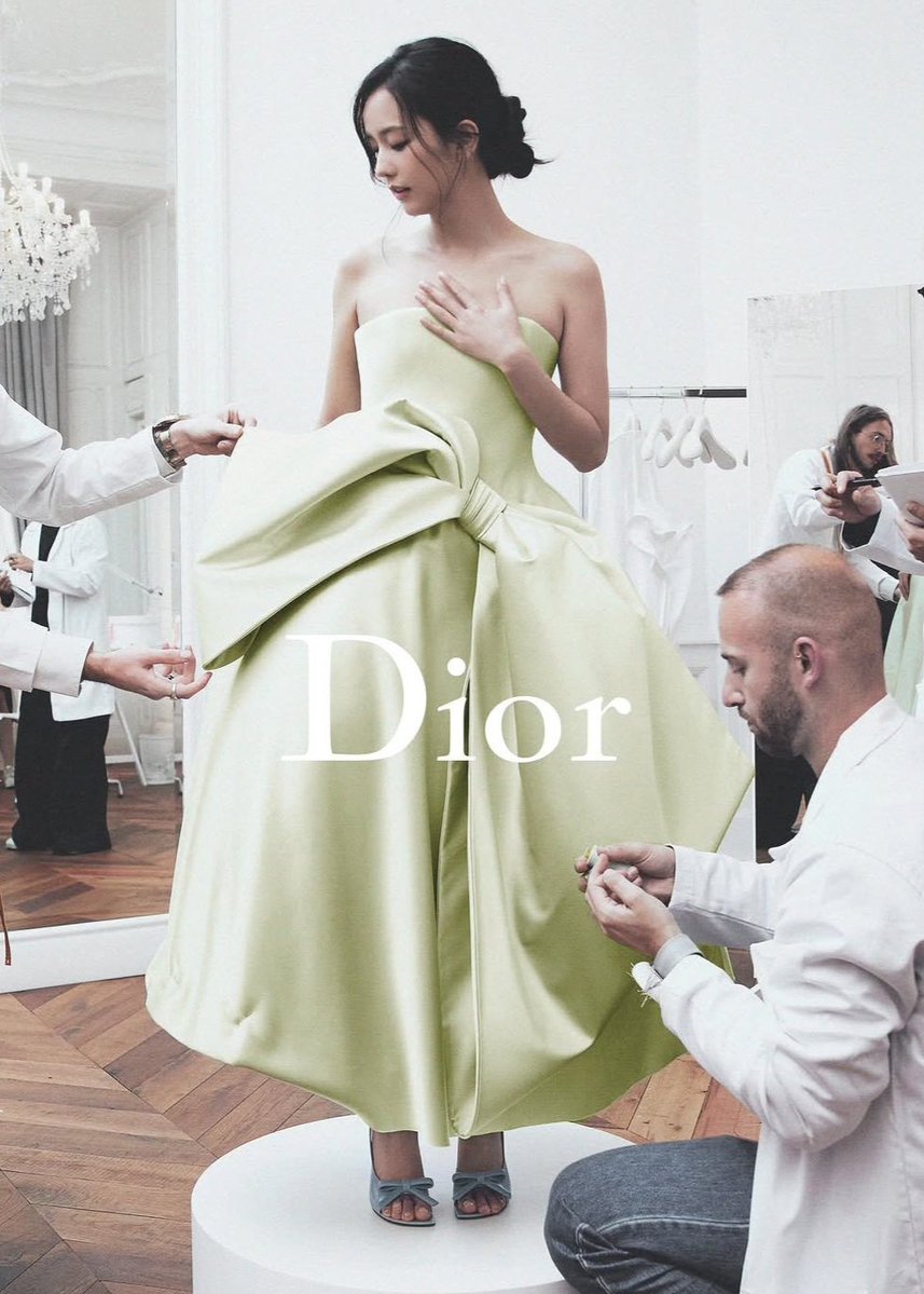 CRESCENTJS's tweet photo. Human Dior https://t.co/AaDi79bPcK
