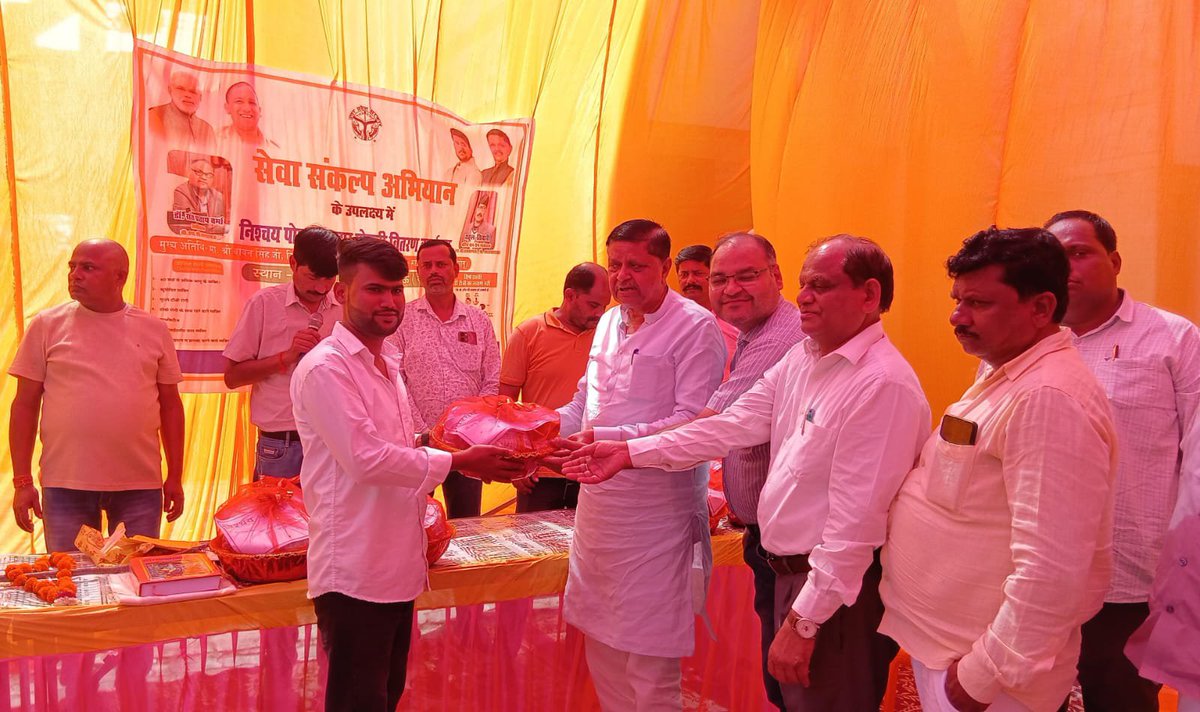 dmgonda2's tweet photo. "सेवा संकल्प अभियान" अंतर्गत सामुदायिक स्वास्थ्य हलधरमऊ में स्वास्थ्य जागरूकता कार्यक्रम में मा० विधायक कटरा श्री बावन जी द्वारा आयुष्मान कार्ड, क्षय रोग मरीजों को पोषण पोटली, उत्कृष्ट कार्य करने वाली आशाओं को प्रशस्ति पत्र वितरण किया गया।
#सेवा_संकल्प_अभियान
#गोण्डा_उत्तर_प्रदेश https://t.co/ePSMq0FAUY