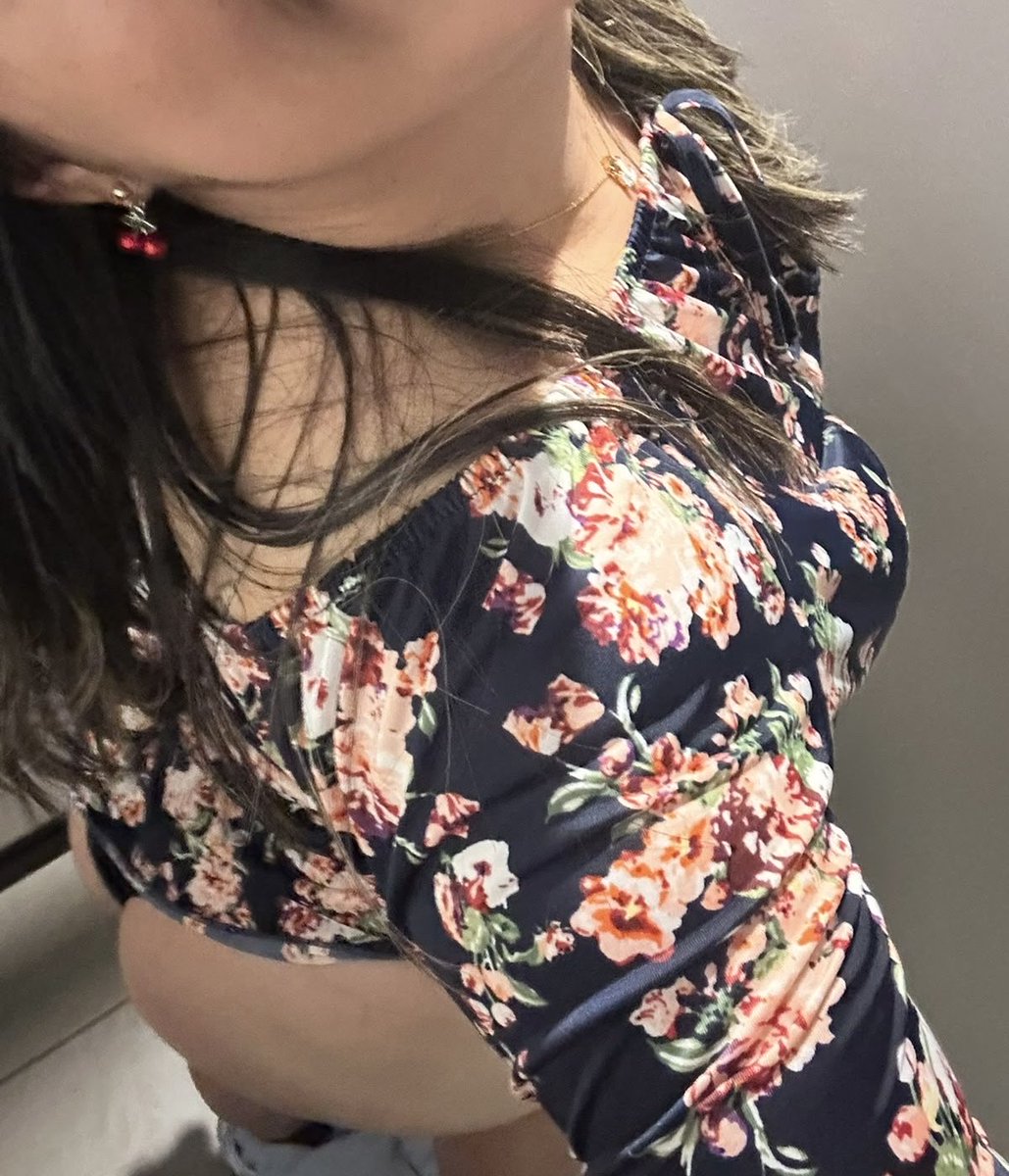 Enfermerahot95's tweet photo. Buenos días mis pacientitos!! Como van en este martes, quería mostrarles cómo fue mi outfit del día de ayer que tuve una cita 🤭 les gustan mis aritos y qué tal mi cadena de luna? 🌒 https://t.co/LxllON8hYw