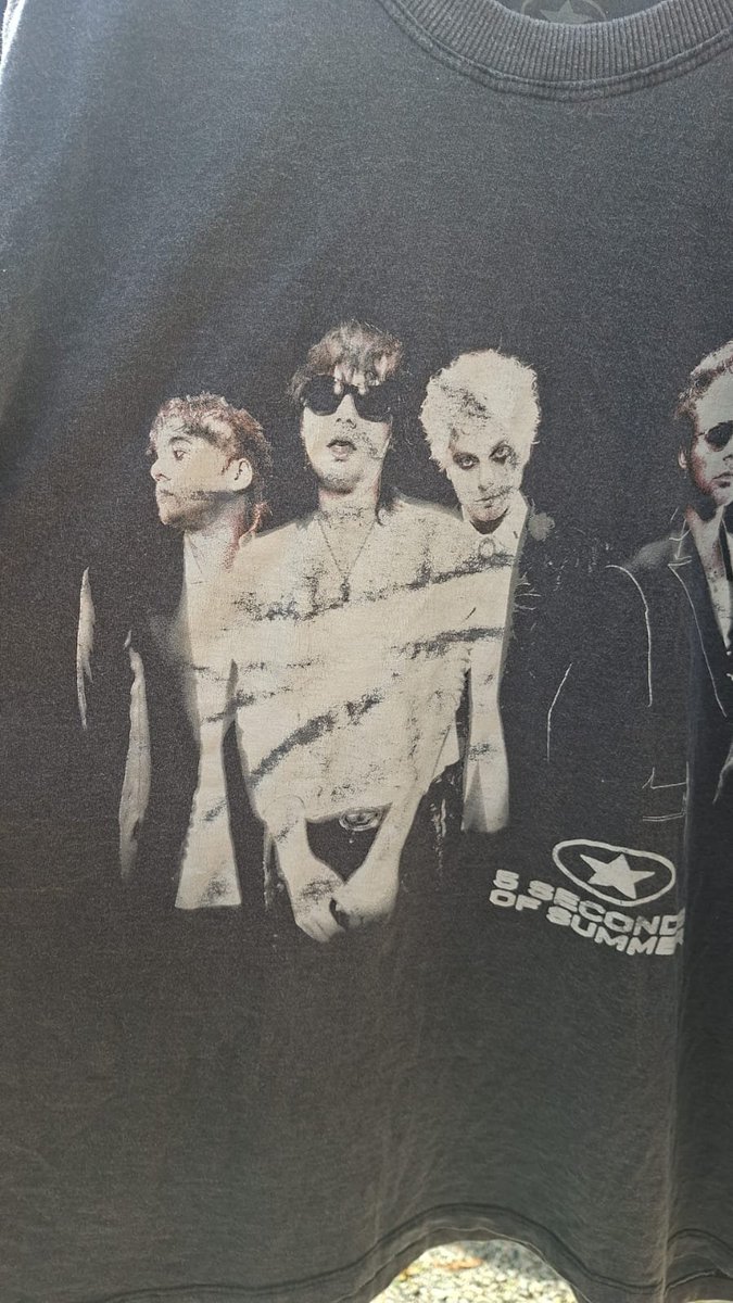 allmyaffections's tweet photo. não quero falar sobre a merch do 5sos pq me da tristeza profunda (segunda lavagem) https://t.co/SJVaV2OffZ