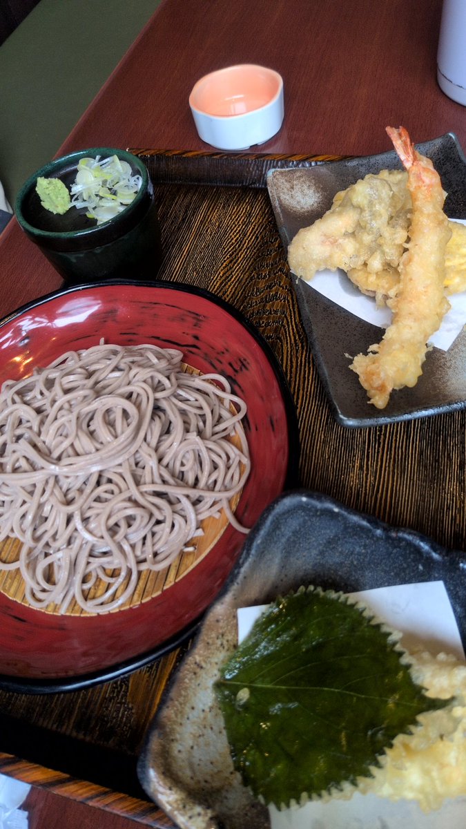 Sagittariusaint's tweet photo. たまには〜健康的に〜大盛りと丼飯〜 https://t.co/WPaRz3Q2cH