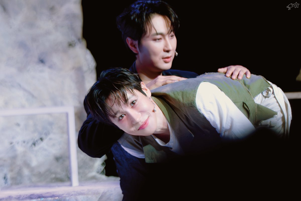 star1ight_pic's tweet photo. 260930 뮤지컬 죽음에 관하여🪑
삶과 죽음의 경계선 DAY
#강찬 인간

넌 나의 고양이
나는 냥냥대 냥냥냥 ꜀(^. .^꜀  )꜆੭ https://t.co/pENUl9ocDy