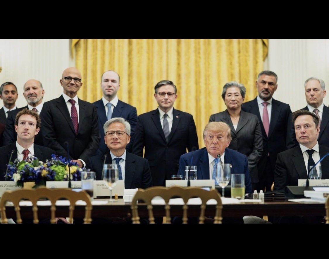 clemensilverio's tweet photo. El 29 de septiembre de 2026, el presidente de los Estados Unidos, Donald Trump, junto con destacados líderes de la industria tecnológica, anunció el "Acuerdo de la Casa Blanca sobre Superinteligencia". https://t.co/wnBWVPC0nj