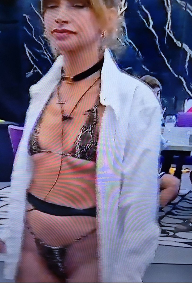 gatocroto's tweet photo. en la primera etapa de GH era muy vulgar, viendo sus redes en todas las fotos sale con micro bikini, tiene peor historial que luana, pero cuando volvió a reingresar cambió su perfil a la gran señora que apenas mostraba piel😂 hay algo en ella que sea genuino?

#granhermano https://t.co/hqYc2Ww58o