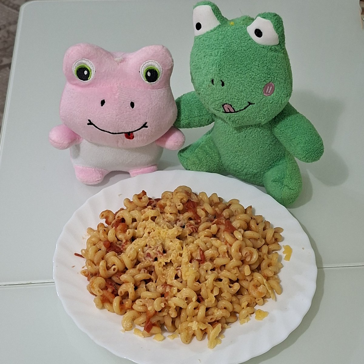 TimurSalakx's tweet photo. 今日の晩ご飯はパスタっパスタ！🍝✨
ピクルスくんたちも美味しそうな匂いに釣られて集まってきました(о´∀`о)💚🌸
チーズたくさんかけていただきまーすっ！🧀#ぬい撮り #かえるのピクルス #ポケモン好きと繋がりたい https://t.co/umS2MatEX1