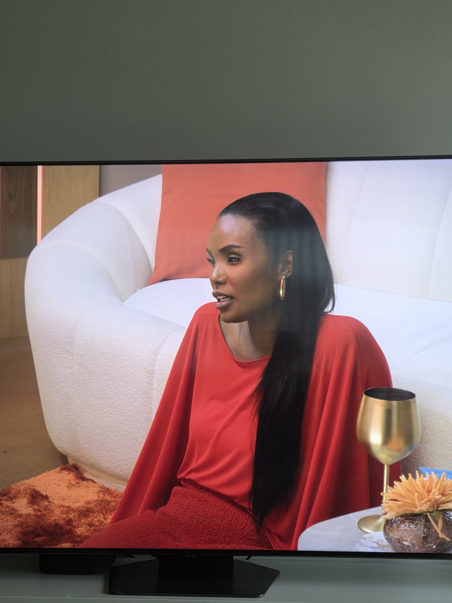 willoschroer's tweet photo. We zetten onszelf weer goed op de kaart met Love is Blind Nederland op Netflix...

Hij: "Ik heb een hersentumor gehad ter grootte van een ei." 
Zij: "In je hoofd?"

Nee, in z'n grote teen! 😂😂😂

#loveisblindNL https://t.co/p7texbBpvV