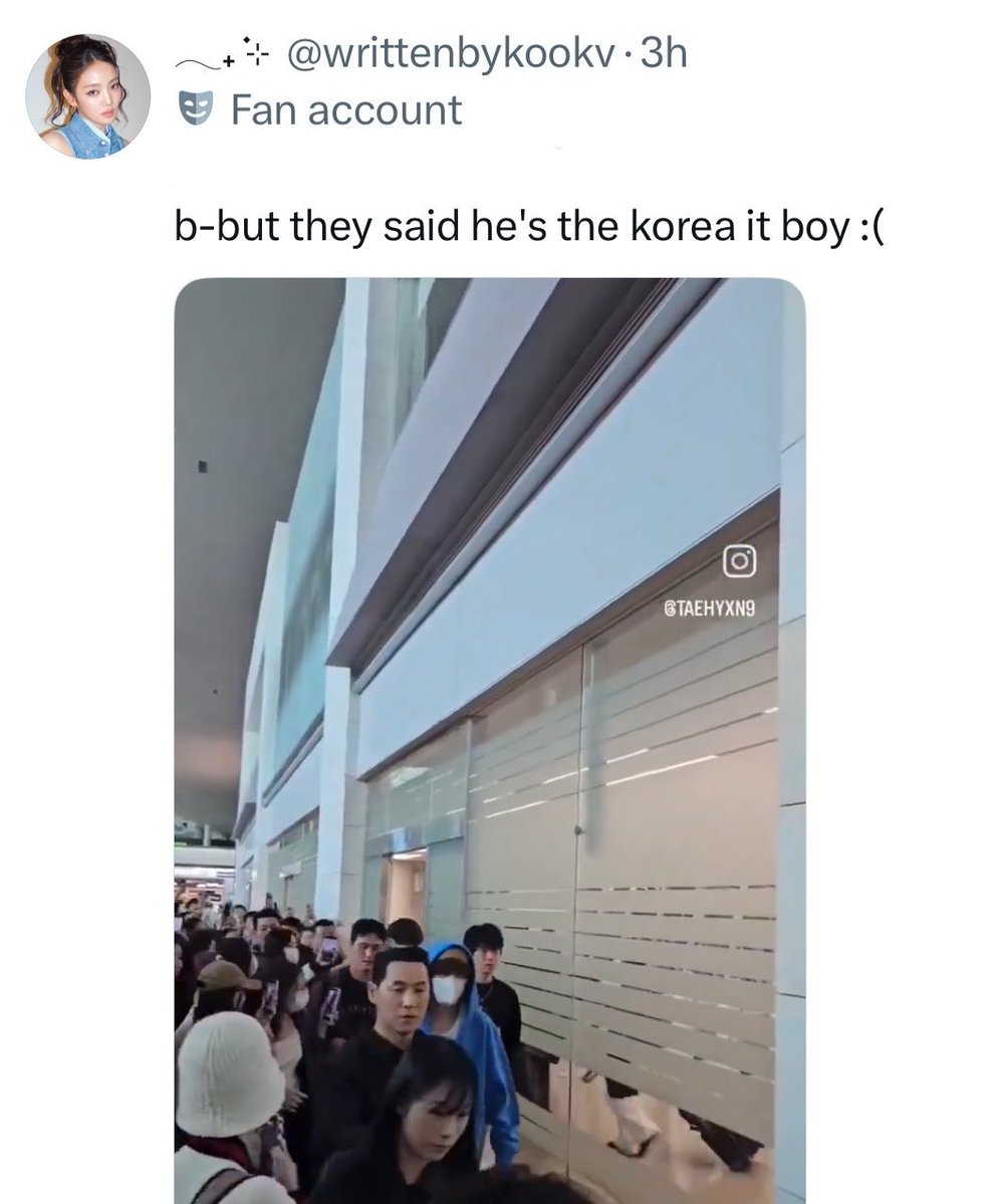 3dgoldfac's tweet photo. The entire airport was singing for Jimin's birthday, yet people spread lies and attacked him  because he didn't want to mingle with the crowd and preferred to walk at his own pace. Just because you didn't get the moments for your "ship" Jimin was and still is the Korea "It Boy" https://t.co/nlQtWECGtH