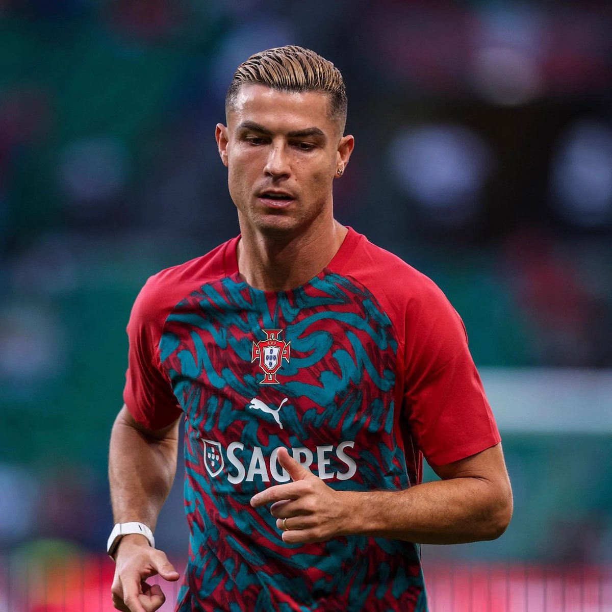 ArobaseGiovanny's tweet photo. Cristiano Ronaldo en carrière c'est...

🏟️ 1338 matchs joués
⚽️ 979 buts marqués (⭐️ record all-time)
🎯 261 passes décisives

🏆 Euro 2016
—> co-meilleur buteur de son équipe
🏆 Nations League 2018/2019
—> co-meilleur buteur de son équipe
🏆 Nations League 2024/2025
—> meilleur buteur de son équipe

🏆 Ligue des Champions 2008
—> ⭐️ Meilleur buteur de la compétition
—> ⭐️ Meilleur joueur de la compétition
🏆 Ligue des Champions 2014
—> ⭐️ Meilleur buteur de la compétition
—> ⭐️ Meilleur joueur de la compétition
🏆 Ligue des Champions 2016
—> ⭐️ Meilleur buteur de la compétition
—> ⭐️ Meilleur joueur de la compétition
🏆 Ligue des Champions 2017
—> ⭐️ Meilleur buteur de la compétition
—> ⭐️ Meilleur joueur de la compétition
🏆 Ligue des Champions 2018
—> ⭐️ Meilleur buteur de la compétition

🏆 Premier League 2006/2007
—> Meilleur buteur de son équipe
🏆 Premier League 2007/2008
—> ⭐️ Meilleur buteur de la compétition
🏆 Premier League 2008/2009
—> Meilleur buteur de son équipe

🏆 La Liga 2011/2012
—> Meilleur buteur de son équipe
🏆 La Liga 2016/2017
—> Meilleur buteur de son équipe

🏆 Serie A 2018/2019
—> Meilleur buteur de son équipe
🏆 Serie A 2019/2020
—> Meilleur buteur de son équipe
⚽️ Serie A 2020/2021
—> 🏆 Meilleur buteur de la saison

🏆 Saudi Pro League 2025/2026
—> Meilleur buteur de son équipe

✅ Meilleur buteur de tous les temps
✅ Meilleur buteur de l'histoire de la Ligue des Champions
✅ Meilleur buteur de l'histoire de l'Euro
✅ Meilleur buteur de l'histoire des qualifications pour l'Euro
✅ Meilleur buteur de l'histoire des qualifications pour la Coupe du Monde
✅ Meilleur buteur de l'histoire du Real Madrid
✅ Meilleur buteur de l'histoire du Portugal

✅ Meilleur passeur de l'histoire de l'Euro
✅ Meilleur passeur de l'histoire de la Ligue des Champions
✅ Meilleur buteur Portugais de l'histoire de la Coupe du Monde

✅ Meilleur joueur de la saison en Angleterre
✅ Meilleur joueur de la saison en Espagne
✅ Meilleur joueur de la saison en Italie
✅ Meilleur joueur de la saison en Italie

✅ Meilleur buteur d'une saison en Angleterre
✅ Meilleur buteur d'une saison en Espagne
✅ Meilleur buteur d'une saison en Italie
✅ Meilleur buteur d'une saison en Arabie Saoudite