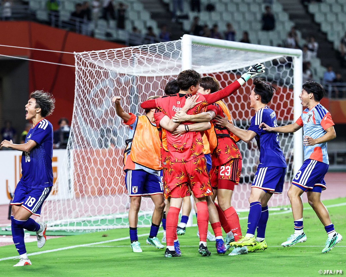 jfa_samuraiblue's tweet photo. 🔹U-21日本代表🔹

1点ビハインドで迎えた後半43分、小杉啓太のクロスに石橋瀬凪が頭で合わせて同点ゴール⚽
試合終盤に追いついて延長戦へ。

延長戦は攻勢を強めるもゴールを奪えず、PK戦へ突入します。
白熱の準決勝は10人目のキッカーで決着。1-1(PK 9-8)で勝利を飾りました✨

4大会ぶりの優勝まであと1つ。
韓国との決勝戦も、選手たちへ熱いご声援よろしくお願いします📣

@AsianGames_2026 #IPPO
#U21日本代表 #サッカー日本代表