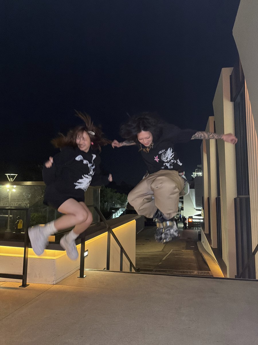 Ayase_0404's tweet photo. ということで久しぶりのオールナイトニッポンありがとうございました🫶
そして我々YOASOBIは日付変わって本日
7周年を迎えました☑️
皆様の応援あっての7周年
本当にいつもありがとう
お祝いしようぜってことでこのあと
25:00ないし25:30くらいから
youtubeで7周年お祝いライブ配信します
夜も遅く皆様眠たいかもですが
良ければ一緒に夜更かししてください🔆

8年目、さらに高く翔ぶぜ⚜️

#YOASOBIANNG