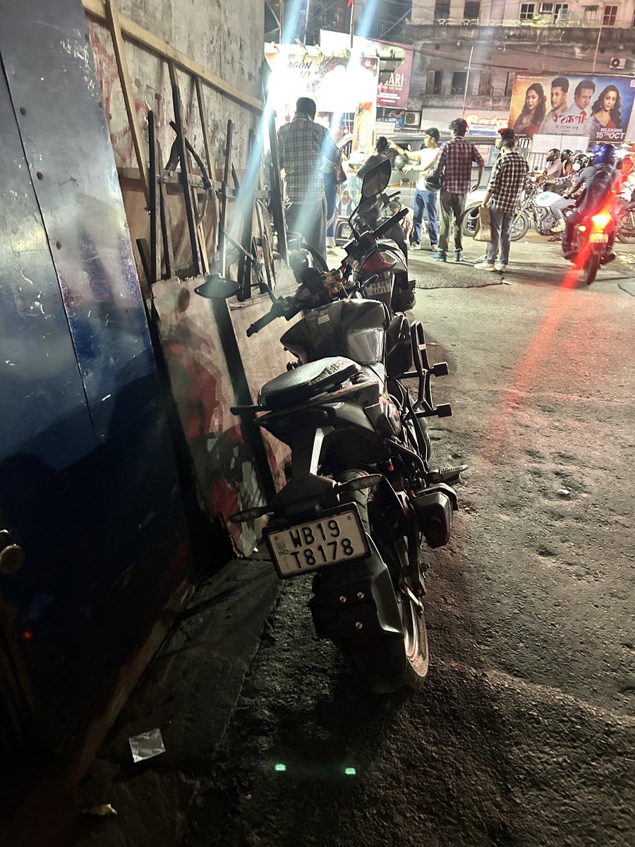 missKayal's tweet photo. @KPTrafficDept @KolkataPolice the law after 1st September states that vehicles cannot be parked on both sides on a road but that is not the case in our neighbourhood lane because we have been complaining about this issue for the past seven years but no action taken! Surprising! https://t.co/HRZJUef99Z