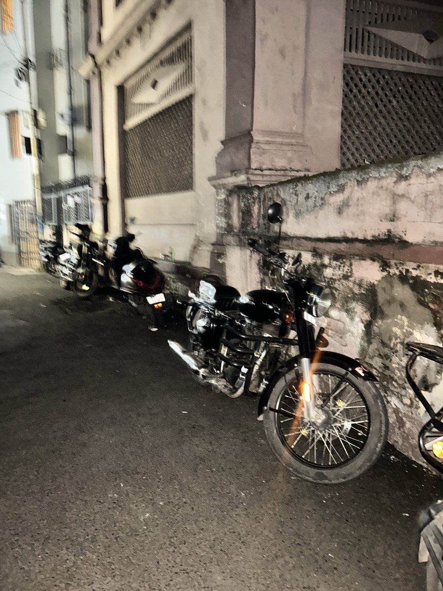 missKayal's tweet photo. @KPTrafficDept @KolkataPolice the law after 1st September states that vehicles cannot be parked on both sides on a road but that is not the case in our neighbourhood lane because we have been complaining about this issue for the past seven years but no action taken! Surprising! https://t.co/HRZJUef99Z