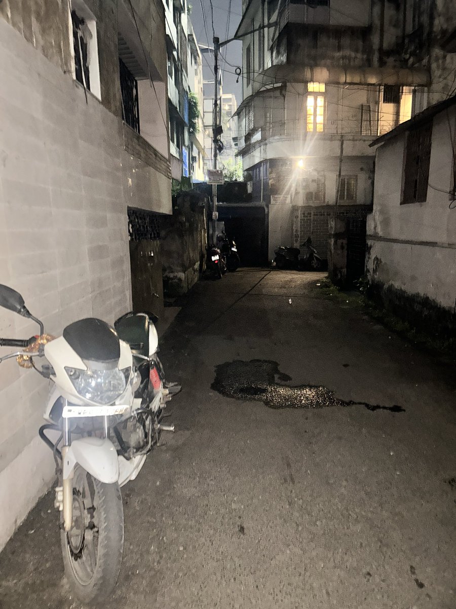 missKayal's tweet photo. @KPTrafficDept @KolkataPolice the law after 1st September states that vehicles cannot be parked on both sides on a road but that is not the case in our neighbourhood lane because we have been complaining about this issue for the past seven years but no action taken! Surprising! https://t.co/HRZJUef99Z