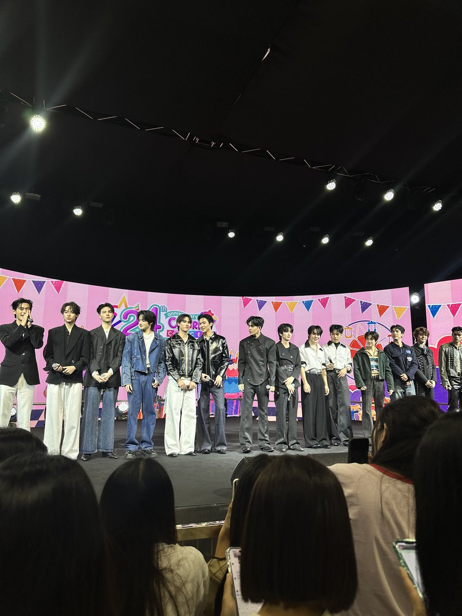 fillisheight8's tweet photo. กรุขำ ดูมันดิกับgmmtv สไตล์ชุด คนละขั้ว63536353636 สีสันจัดอะเจ้ม https://t.co/QAoy2Vnvt1