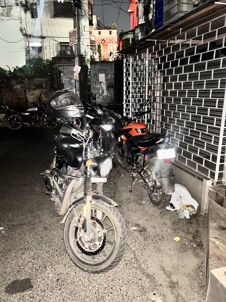 missKayal's tweet photo. @KPTrafficDept @KolkataPolice the law after 1st September states that vehicles cannot be parked on both sides on a road but that is not the case in our neighbourhood lane because we have been complaining about this issue for the past seven years but no action taken! Surprising! https://t.co/HRZJUef99Z