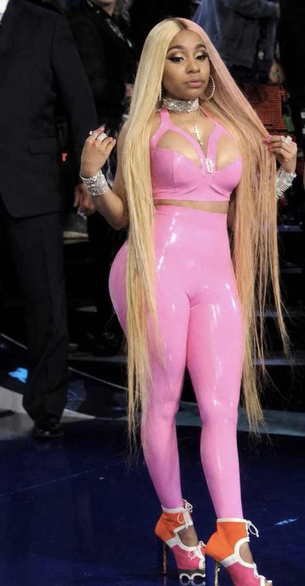 Lilmama724075's tweet photo. Yall remember when Cardi b thought she was Nicki Minaj so bad she cropped her face into Nicki’s body? 😭 https://t.co/bza11QOKxa