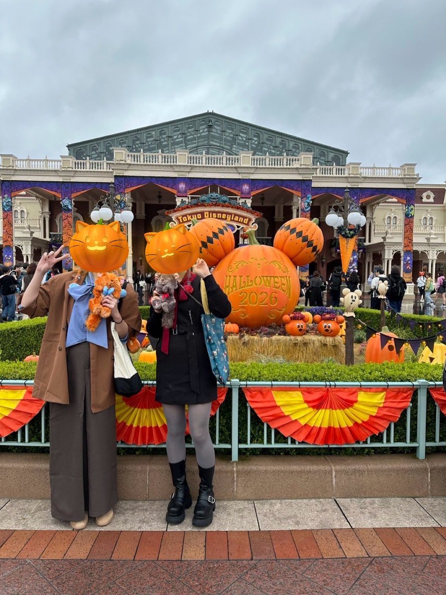 ex_nanase's tweet photo. #Dハロ2026 バウンドコーデしてきた🐈‍⬛なんやかんや久々のランド🏰✨
とっても空いてて乗りたかったもの全部乗れて、食べたかったもの食べて、フレンジーもご挨拶だったけどダンサーさん有のバージョンで見られてとっても楽しかった🎃
今年も併せてくれてありがとうー！ https://t.co/yq1YcXAIIE