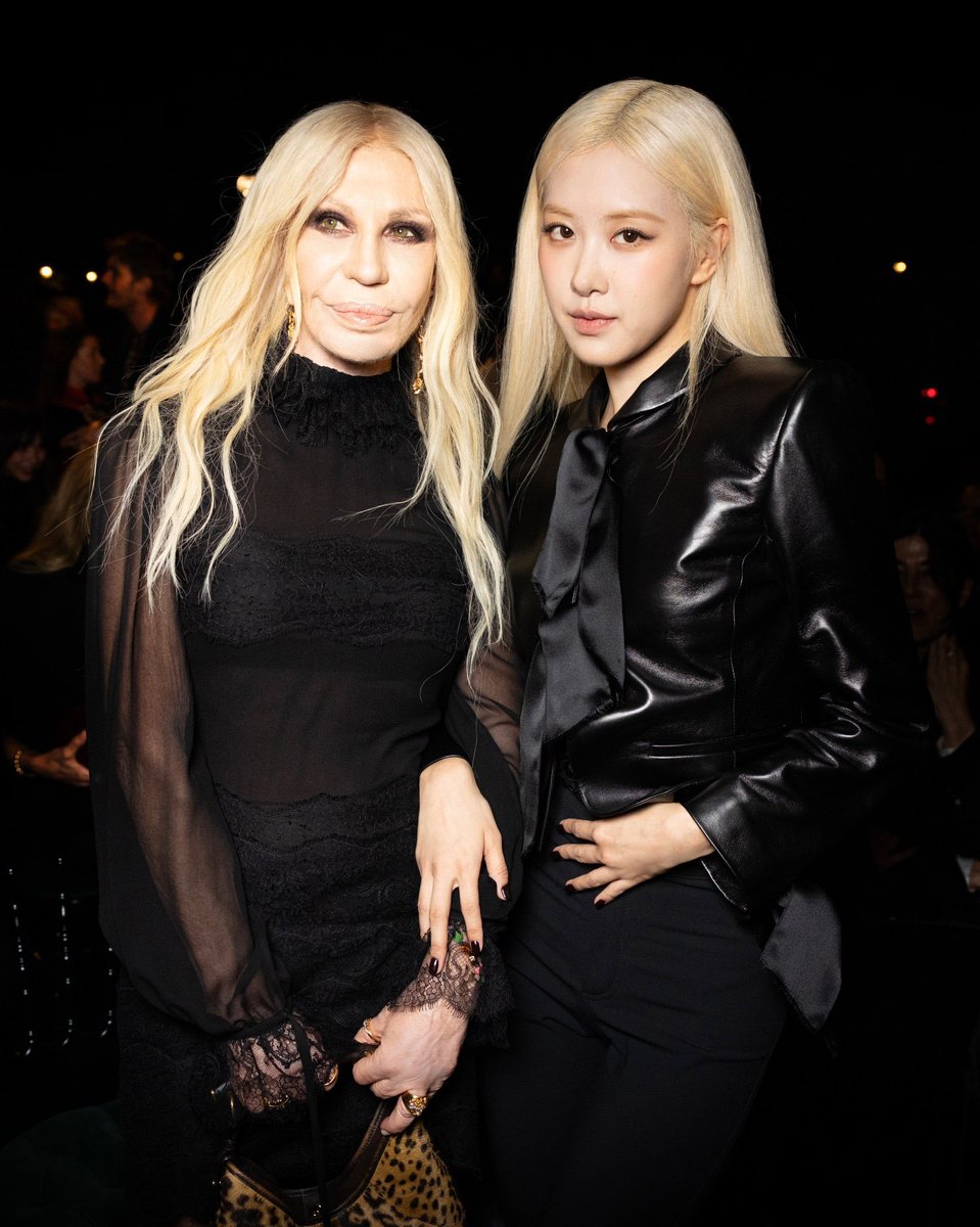 CliqueRoseBr's tweet photo. 📲Atualização da Donatella Versace com a Rosé. 💕

ROSÉ AT YSL PFW
#ROSÉ #SaintLaurent 
#ParisFashionWeek https://t.co/tYsJlQBeHY