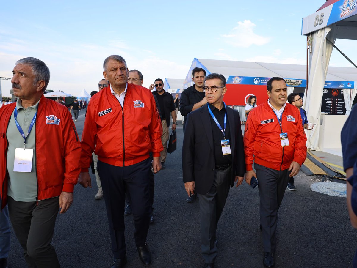 bucakalimurat82's tweet photo. TEKNOFEST Güneydoğu’da, Şanlıurfa’mızın ev sahipliğinde teknoloji ve inovasyonun heyecanını hep birlikte yaşıyoruz. 🚀🇹🇷

Gençlerimizin hayallerine, projelerine ve geleceğin teknolojilerine yakından tanıklık etmek bizler için büyük bir gurur.

Bu büyük organizasyonda emeği geçen tüm kurumlarımıza, gençlerimize ve teknoloji sevdalılarımıza teşekkür ediyor; #TEKNOFEST Güneydoğu’ya tüm hemşehrilerimizi davet ediyorum.

#Şanlıurfa’da teknoloji rüzgârı esiyor! 🚀🇹🇷