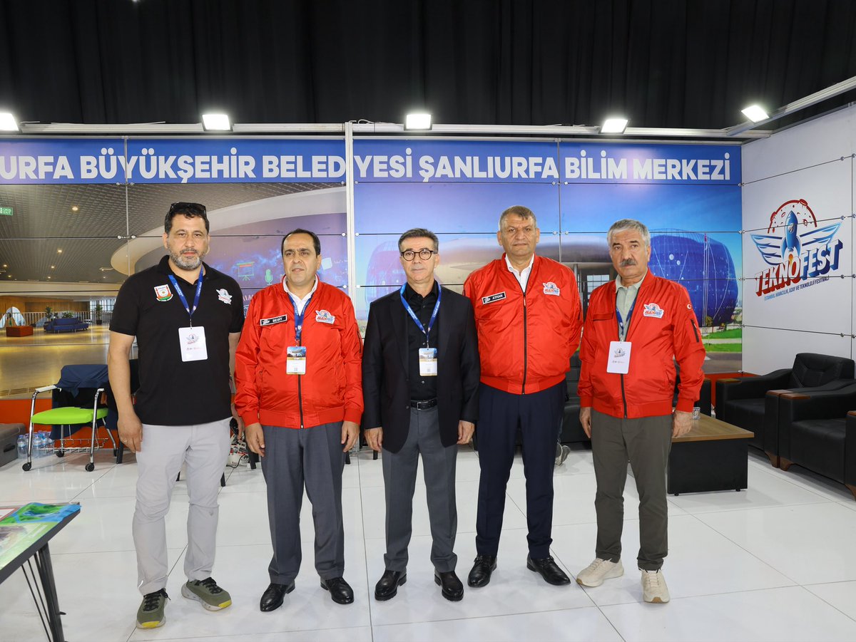 bucakalimurat82's tweet photo. TEKNOFEST Güneydoğu’da, Şanlıurfa’mızın ev sahipliğinde teknoloji ve inovasyonun heyecanını hep birlikte yaşıyoruz. 🚀🇹🇷

Gençlerimizin hayallerine, projelerine ve geleceğin teknolojilerine yakından tanıklık etmek bizler için büyük bir gurur.

Bu büyük organizasyonda emeği geçen tüm kurumlarımıza, gençlerimize ve teknoloji sevdalılarımıza teşekkür ediyor; #TEKNOFEST Güneydoğu’ya tüm hemşehrilerimizi davet ediyorum.

#Şanlıurfa’da teknoloji rüzgârı esiyor! 🚀🇹🇷