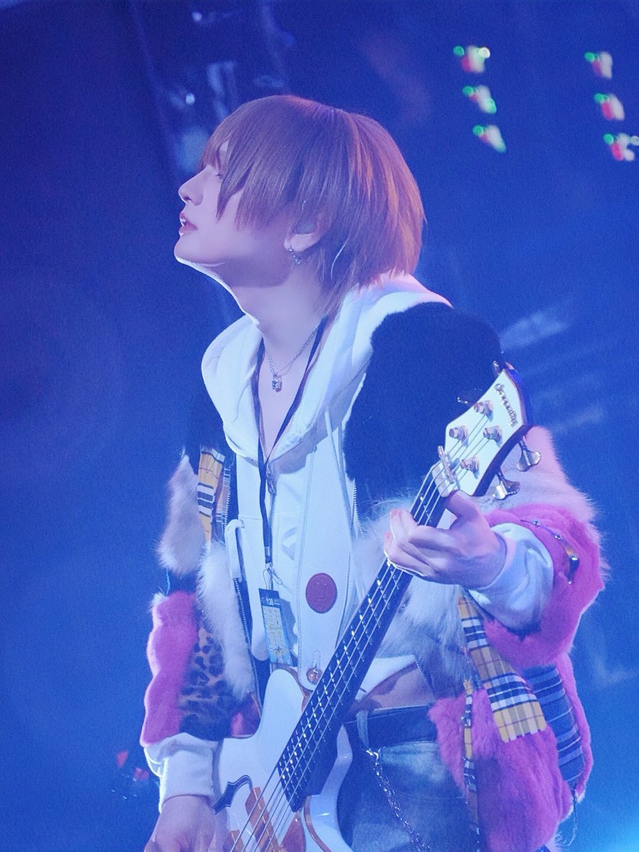 mei_crown313's tweet photo. バグサミ東京ありがとうございました🐶

レーベルメイトとして兄弟分としてずっと居てくれて、今もこうして僕らをバグサミに呼んでもらえることそのものがとても嬉しいです。

久しぶりにバグさんをじっくり2階から観たら…まためちゃくちゃかっこ良くなってた…もう何年も何年も思ってきた感情でした。『うぅ…やっぱかっけぇな…』って。

また切磋琢磨できる日々を信じてDOG inThePWOも今を頑張ろうと思います。

観てくれたみんなありがとう🌝

#バグサミ #バグサミ2026 #DOGinThePWO