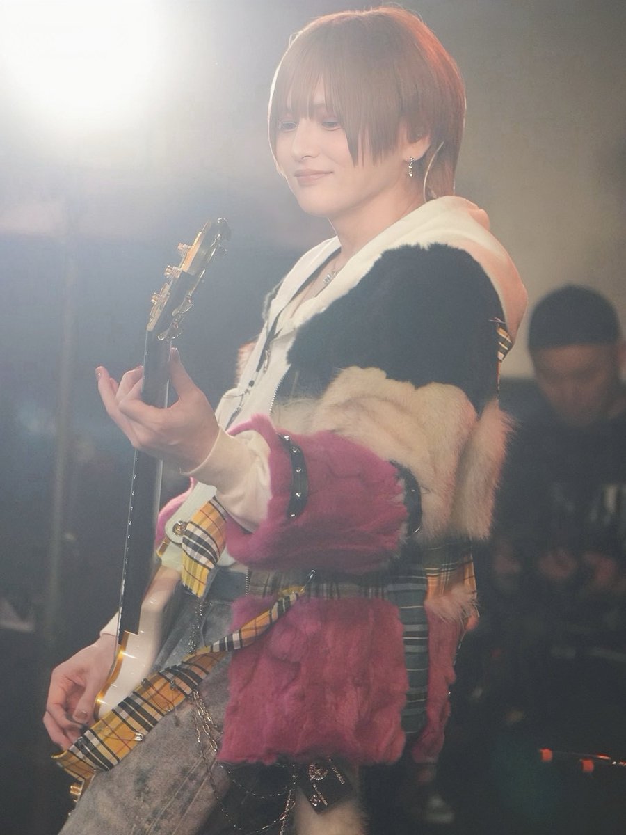 mei_crown313's tweet photo. バグサミ東京ありがとうございました🐶

レーベルメイトとして兄弟分としてずっと居てくれて、今もこうして僕らをバグサミに呼んでもらえることそのものがとても嬉しいです。

久しぶりにバグさんをじっくり2階から観たら…まためちゃくちゃかっこ良くなってた…もう何年も何年も思ってきた感情でした。『うぅ…やっぱかっけぇな…』って。

また切磋琢磨できる日々を信じてDOG inThePWOも今を頑張ろうと思います。

観てくれたみんなありがとう🌝

#バグサミ #バグサミ2026 #DOGinThePWO